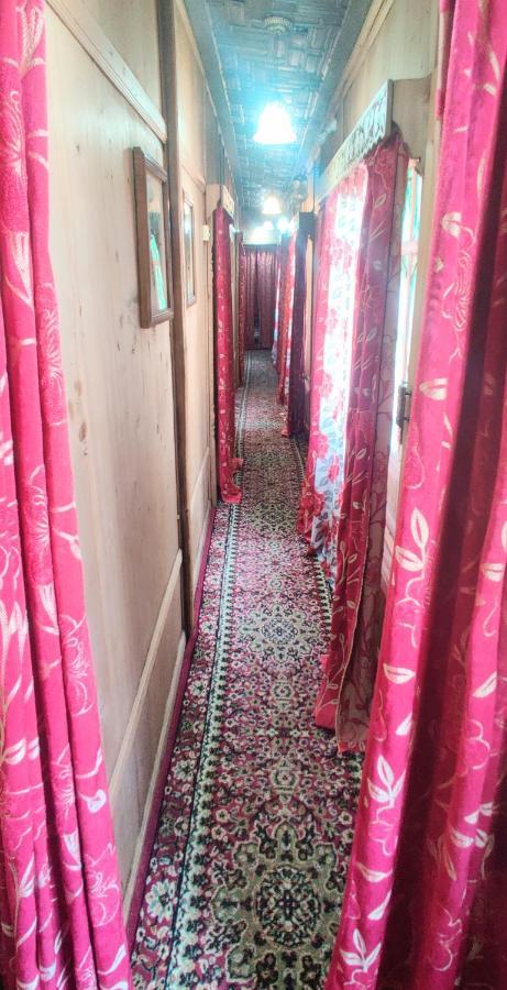 ホテルRoyal Houseboat Srīnagar エクステリア 写真